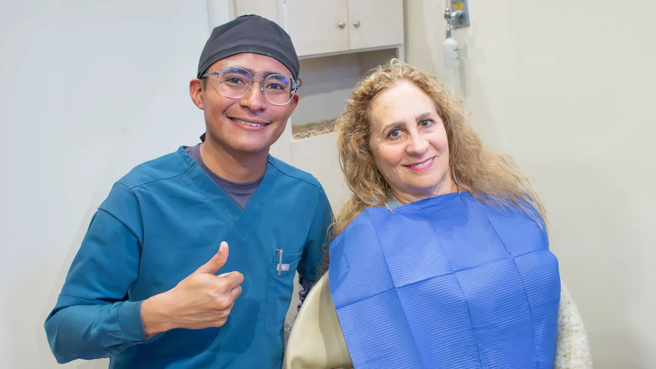 Dr. Christopher Cen Ríos with a patient