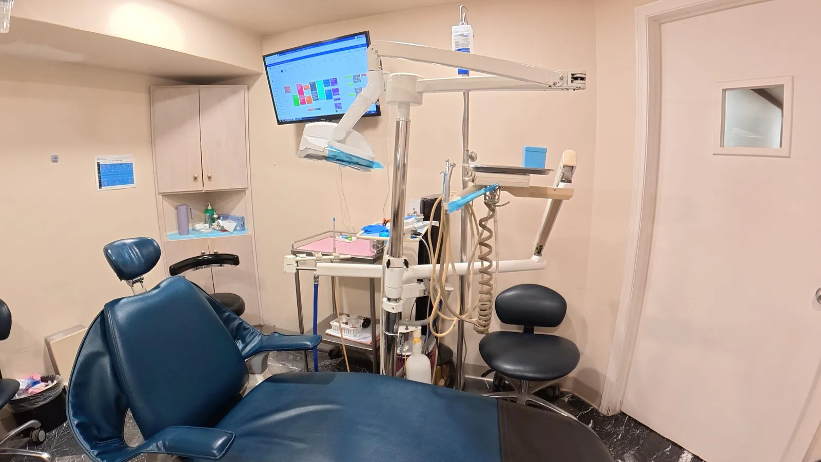 Dental treatment room with digital display