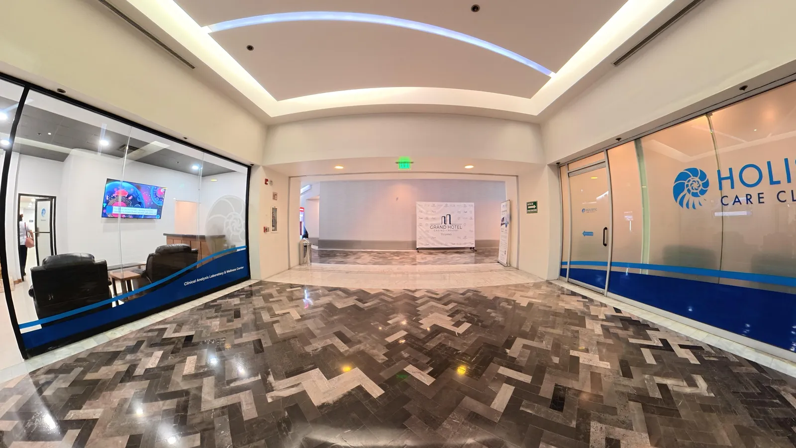 Main corridor toward reception
