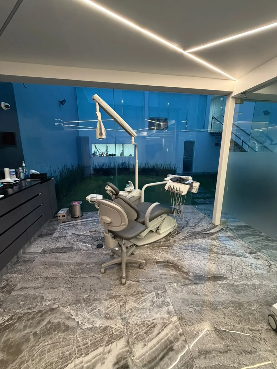 Operatory overlooking the city