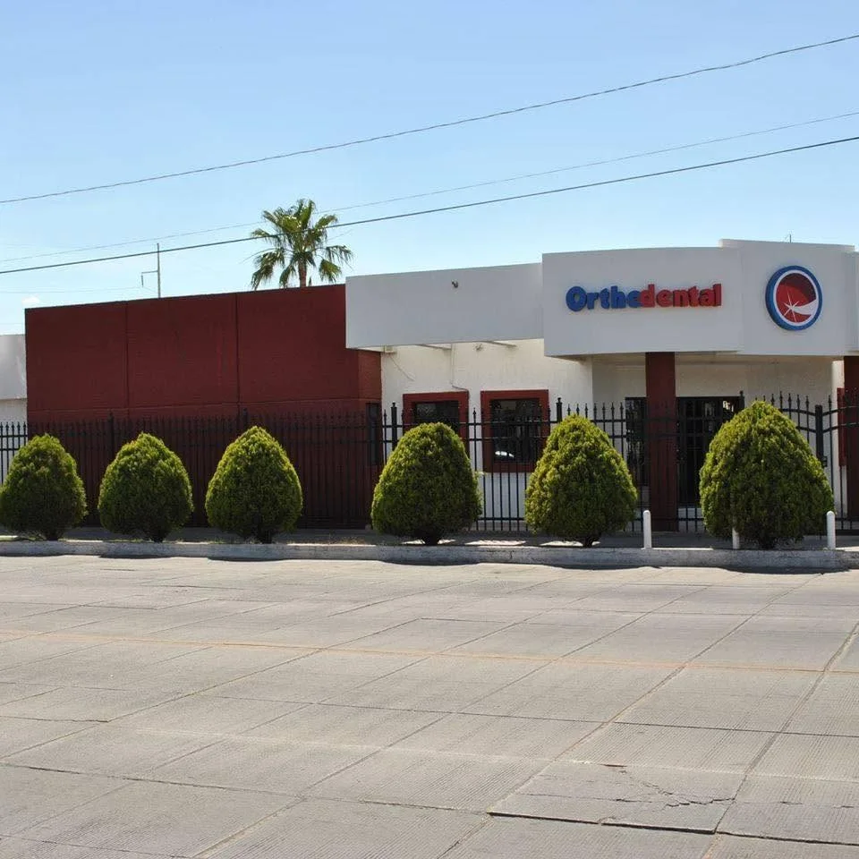 Clinic exterior on Av. 5 de Mayo
